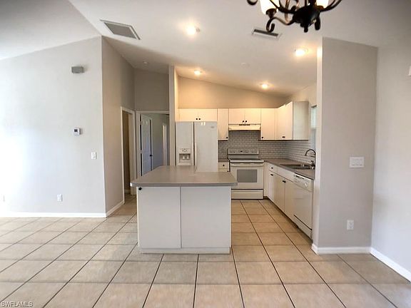 3rd image of 517 SE 16th Pl