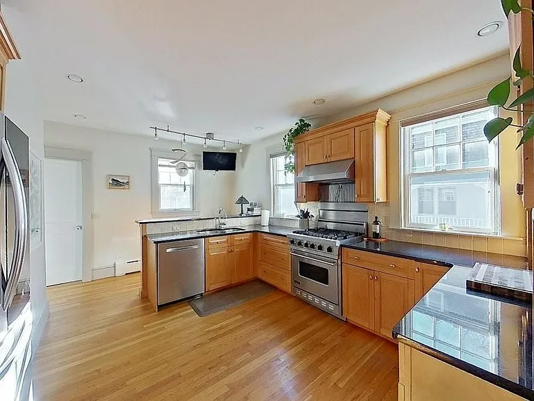 27 Cranston Ave — Photo 14