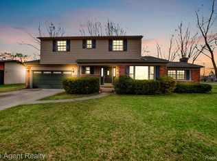 17142 Westbrook Dr, Livonia, MI 48152