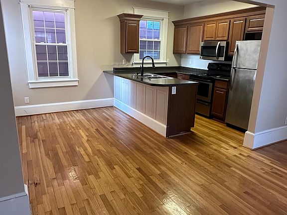 3rd image of 420 London St APT 3