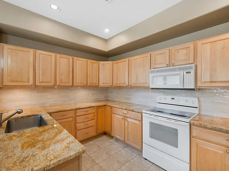 10573 Parkington Ln — Photo 15