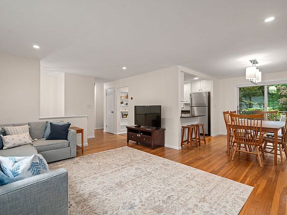 5th image of 4 Woodmere Rd