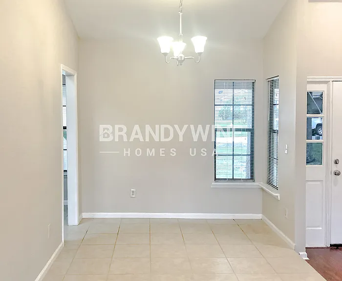 3363 Hampstead Dr — Photo 6