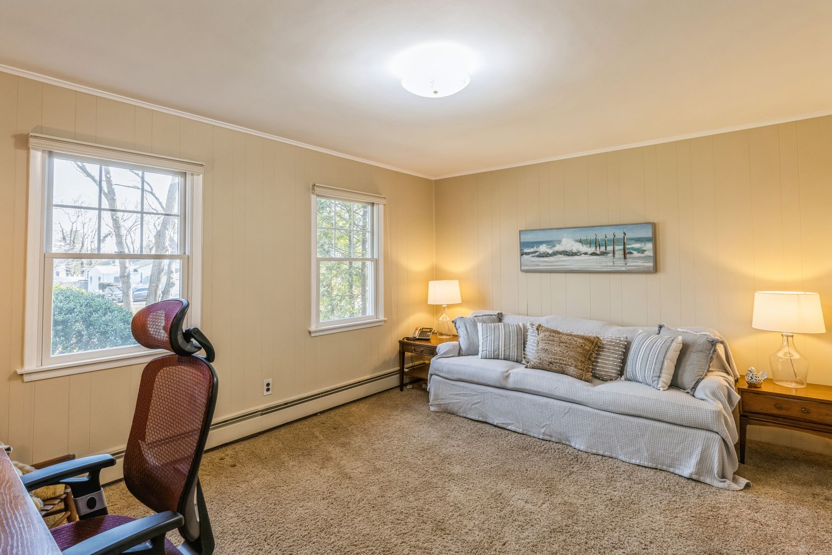  Main floor bedroom w/walk-in closet