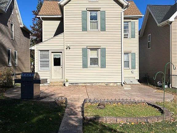 3rd image of 731 Locust St N