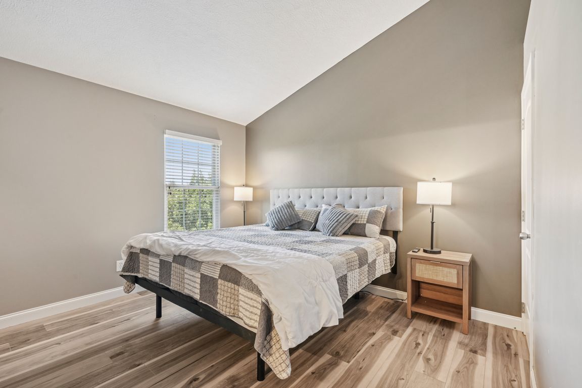 Autumn Ridge Cir-S2407-031.jpg