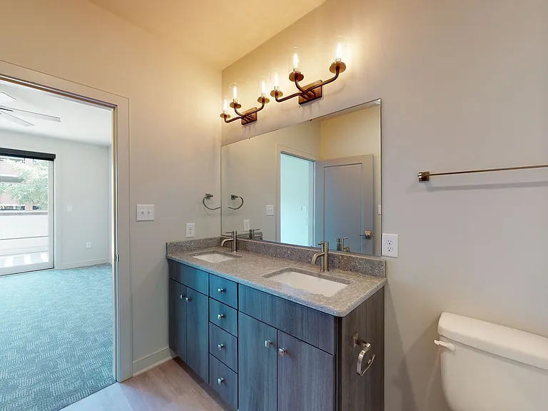 142 Social: Luxury 1 & 2 bedroom apartments with private outdoor space and covered, secured parking. — Photo 21