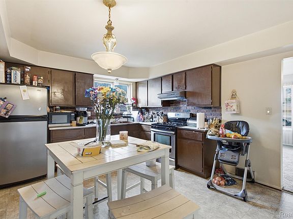 4th image of 28445 Bradner Dr