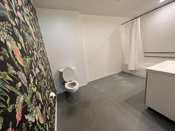 3rd image of 216 The Promenade N Unit 306