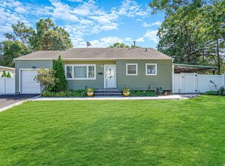 2 Foxwood Dr S, Huntington Station, NY 11746