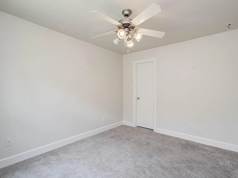 624 E 39th St — Photo 31