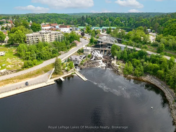142 Ecclestone Dr #10, Bracebridge, ON P1L 1G4