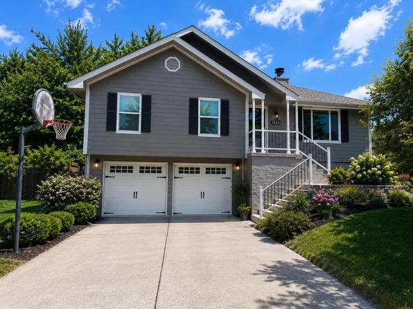 925 NE Carousel Ln, Lees Summit, MO 64086