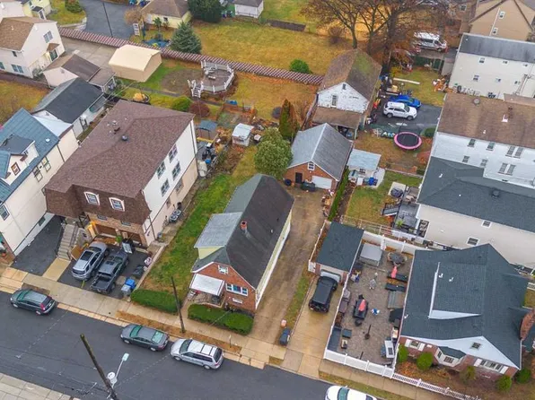 37 Bergen St, Garfield, NJ 07026
