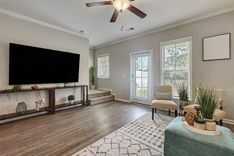 Built in 2020, great safe area, mins to airport and 20 mins to downtown — Photo 4