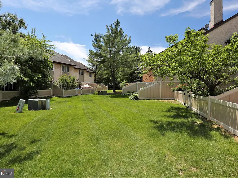 94 Tennyson Dr — Photo 18
