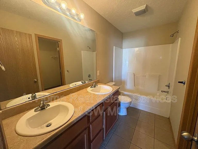 1270 N Northwood Ave — Photo 8