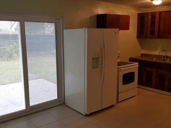 3rd image of 2821 Grove Dr