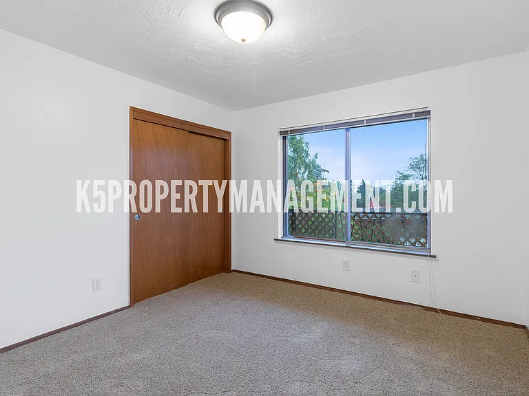 Town and Country Apartments — Photo 10