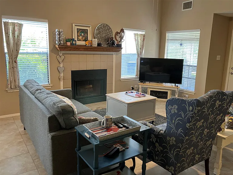 904 Cottonwood Cv — Photo 4
