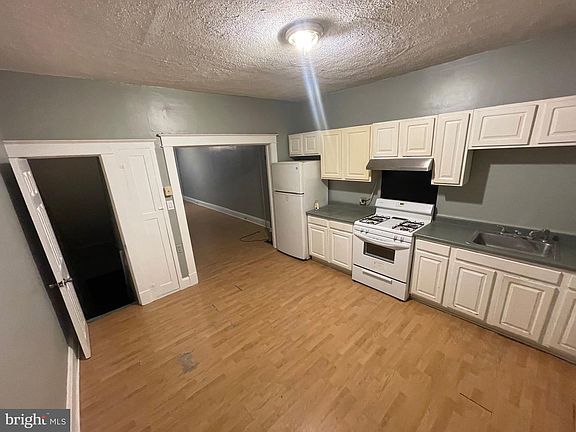 5th image of 611 S Eaton St