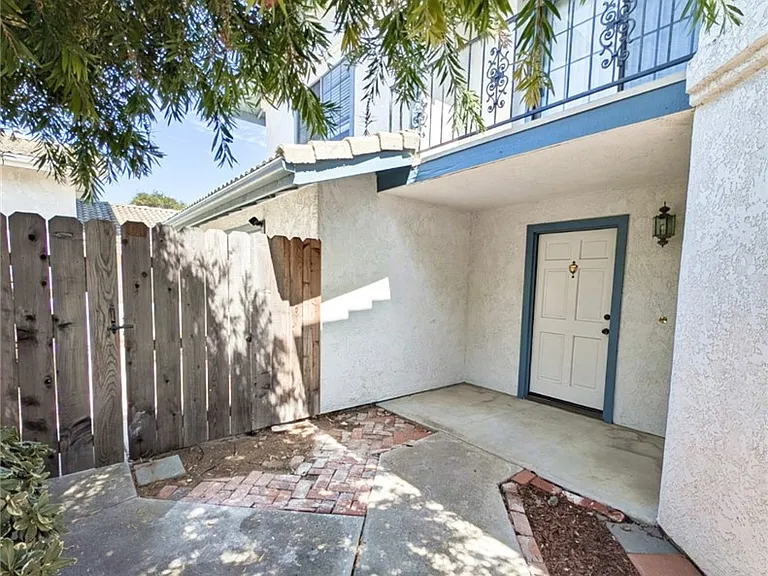 1813 Newport Ave — Photo 2