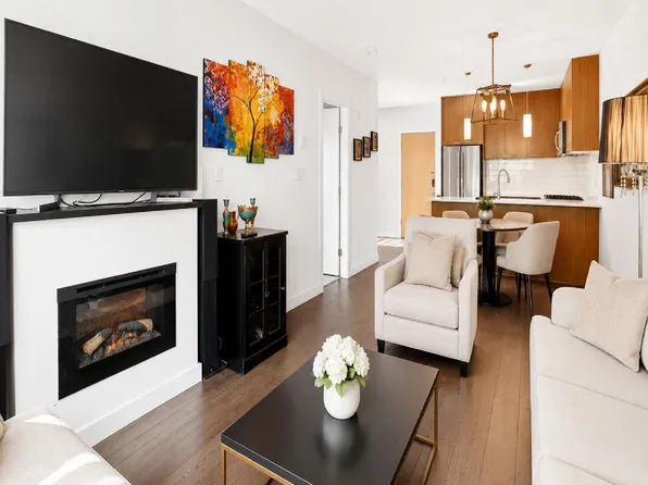 1330 Marine Dr #201, North Vancouver, BC V7P 1T4