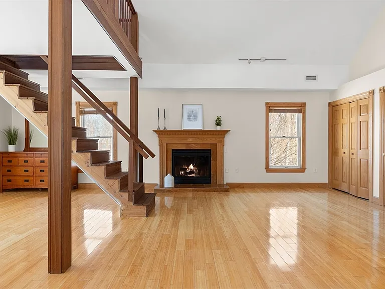 25 Pleasant St — Photo 27