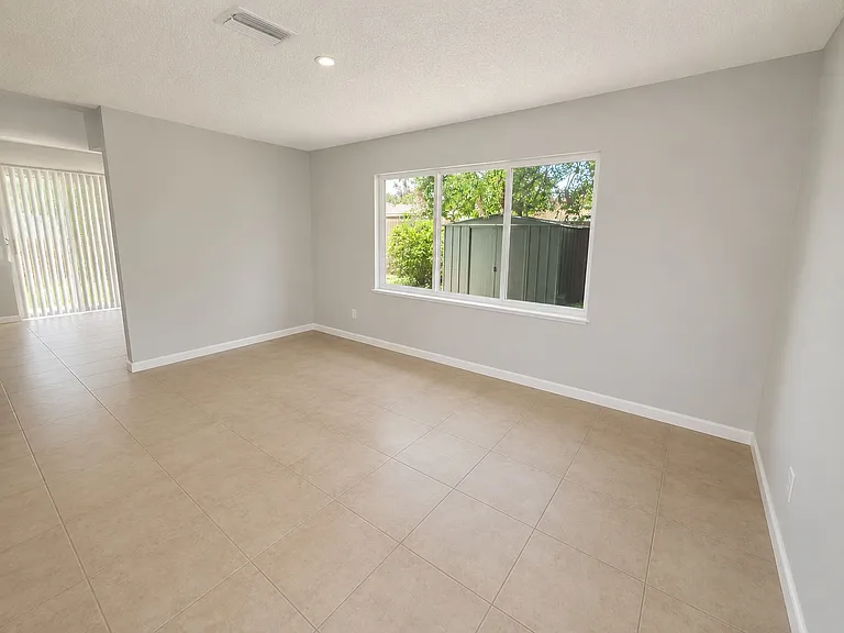 1812 47th Avenue Dr W — Photo 3