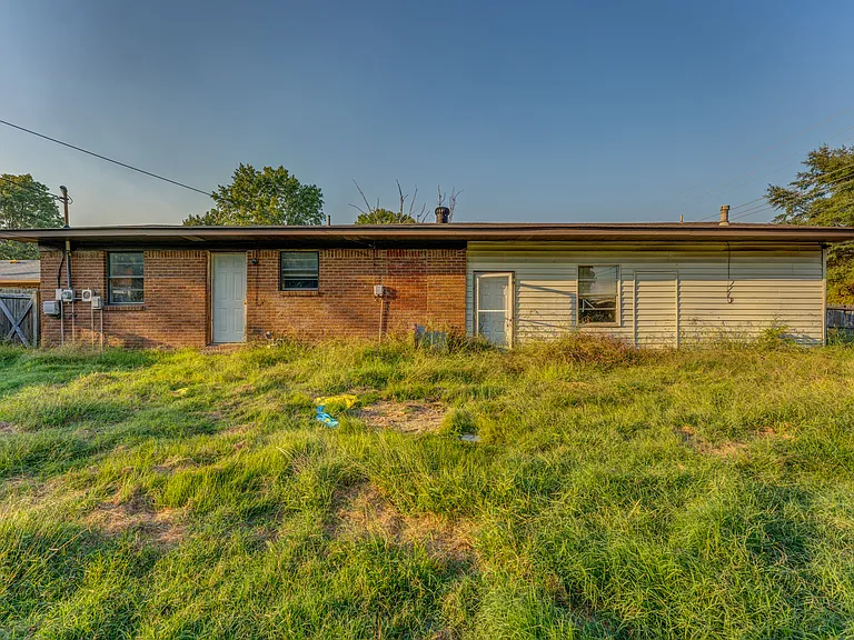 121 E Pecan St — Photo 3