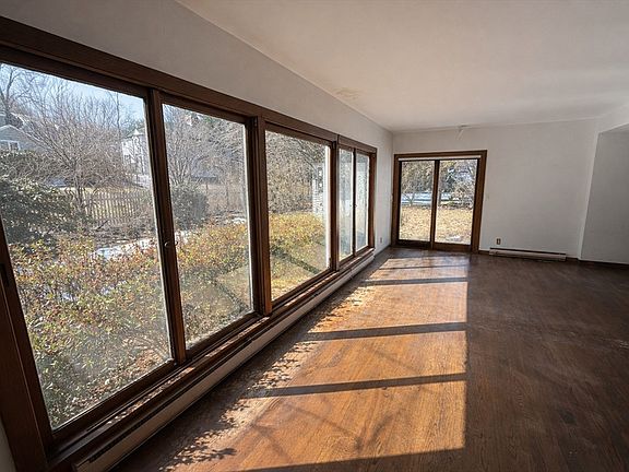 4th image of 160 Reservoir Rd