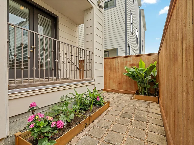 5646 Larkin St — Photo 22