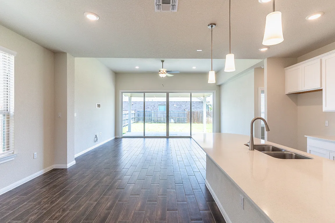 4 bed, 2103 sqft, $2,250 — Photo 2
