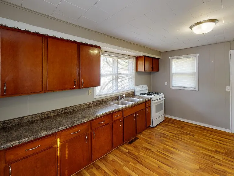 341 W Chamberlin St — Photo 5