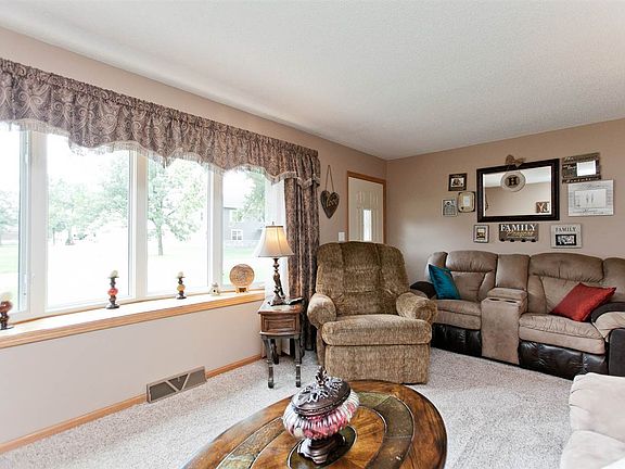 2nd image of 20 Lincoln Dr