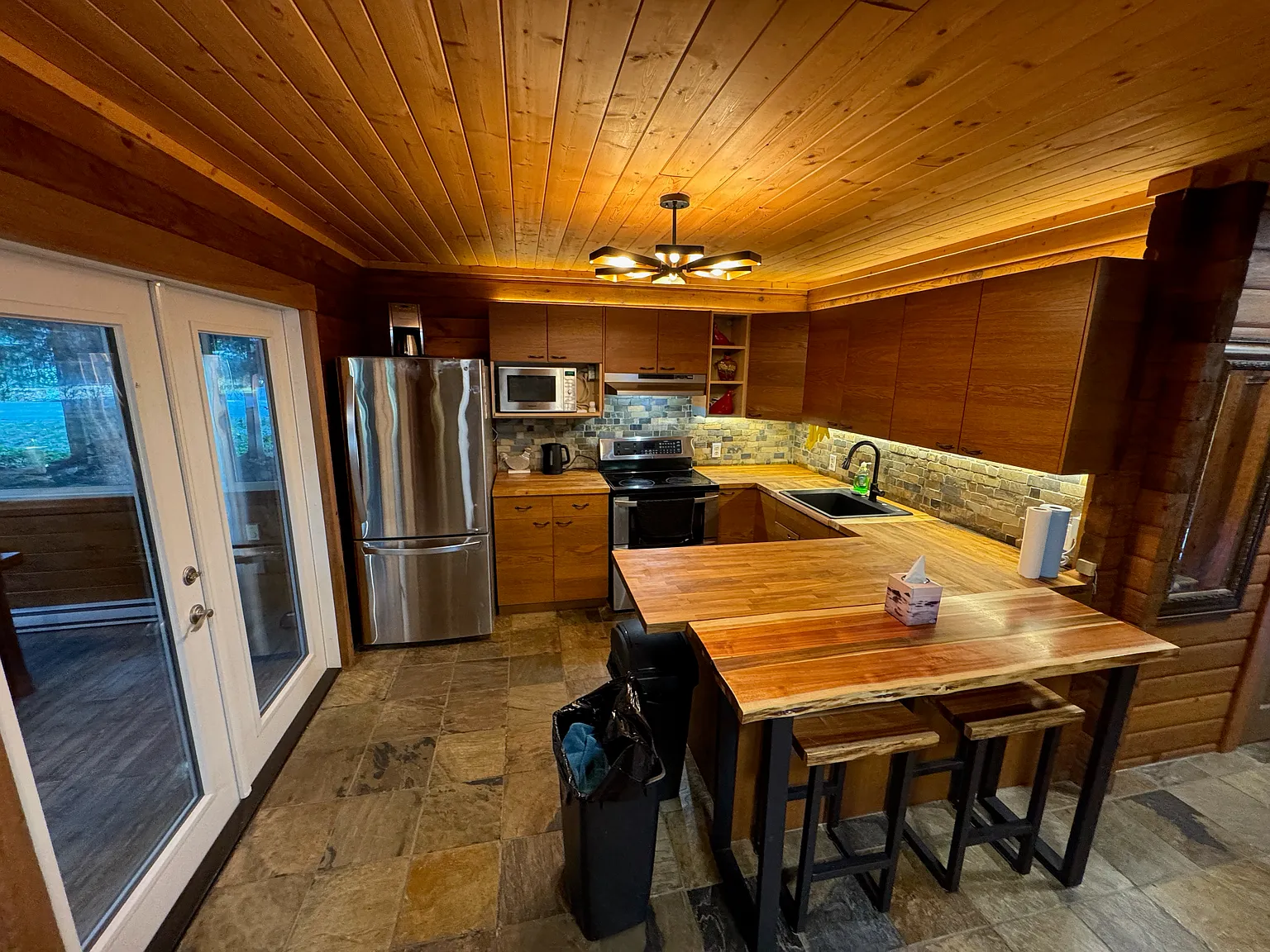 Furnished 2 bedroom, 2 bathroom house in Black Tusk Village — Photo 3