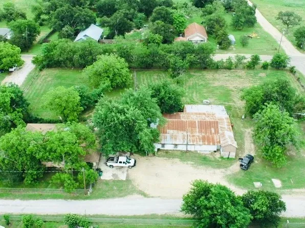 305 Yale St, Cameron, TX 76520