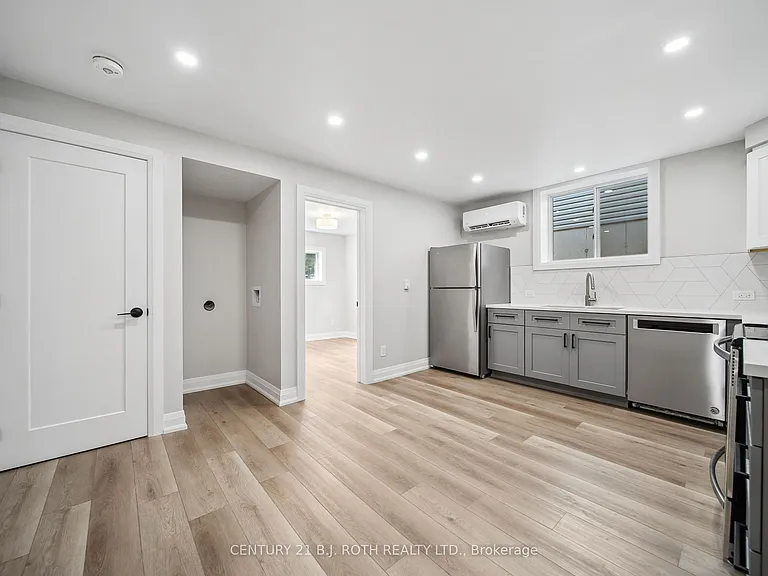 14 Christine Pl #LOWER — Photo 4