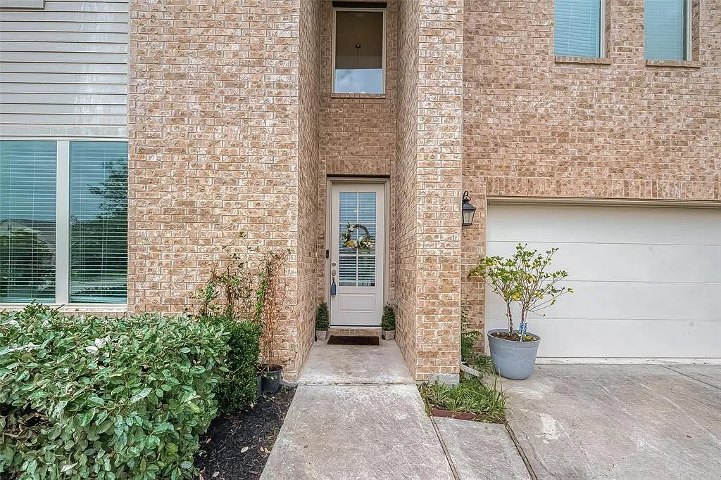 4 bed, 3.5 bath, 2859 sqft, $3,100 — Photo 3