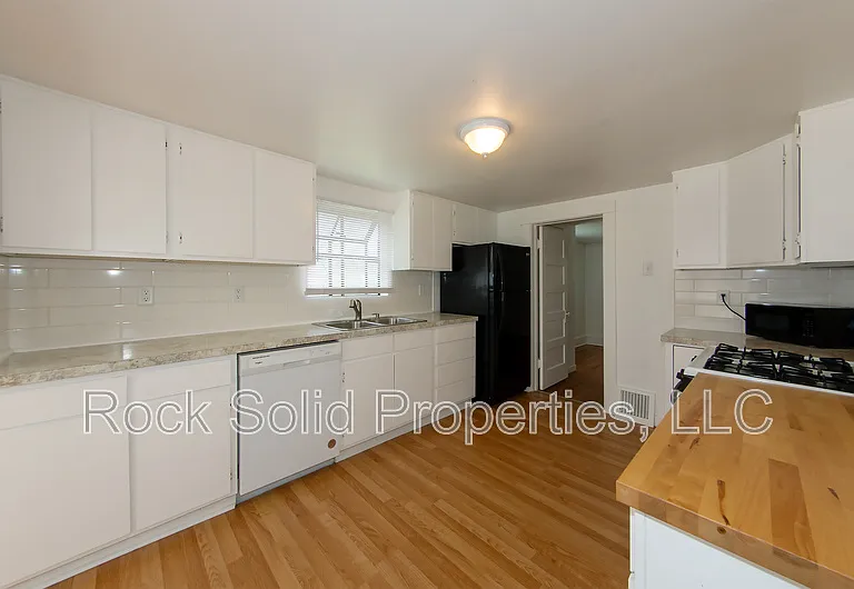 506 E 7th St #1 — Photo 19