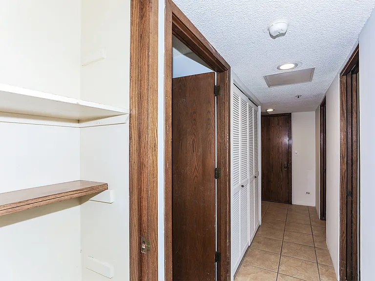 555 Hahaione St #B100 — Photo 36