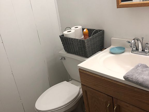 Upstairs Bathroom 