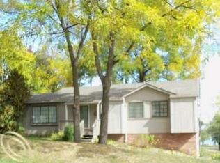 1195 Parkway Dr, Waterford, MI 48328