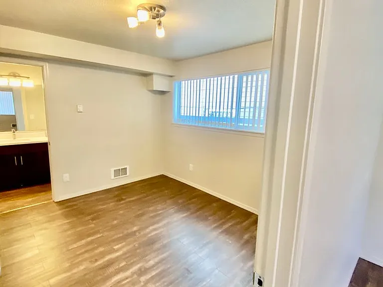 4532 S Henderson St — Photo 4