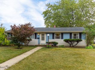 37 Berkshire Dr, Crystal Lake, IL 60014