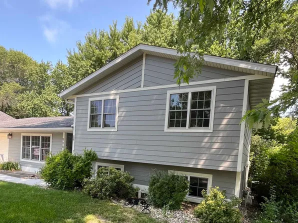 908 6th St, Spirit Lake, IA 51360