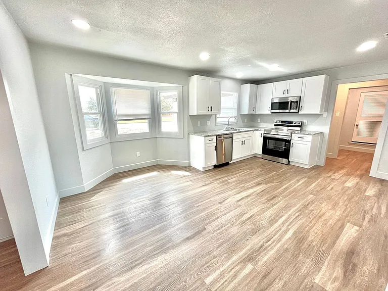 923 W 6th St — Photo 6