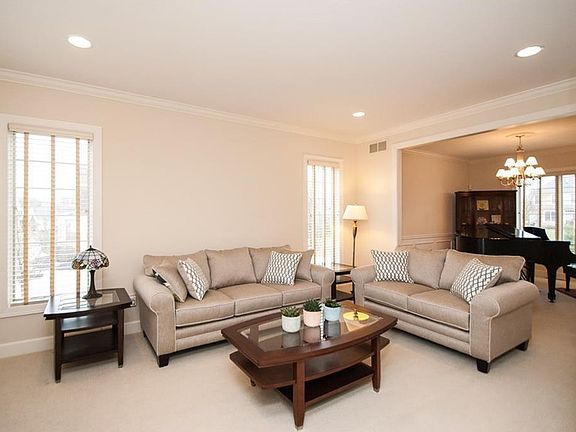 5th image of 40 Amber Hill Dr