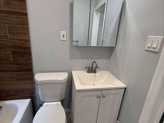 5th image of 422 Bacheller Ave #2B