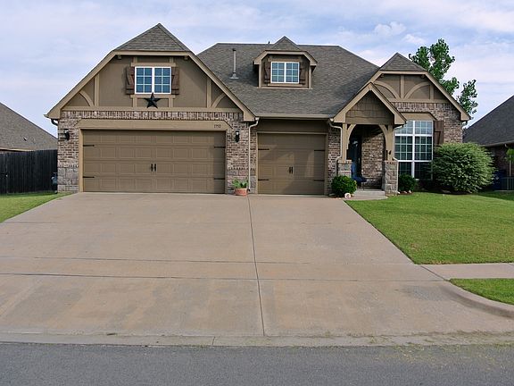 Great curb appeal, S. facing